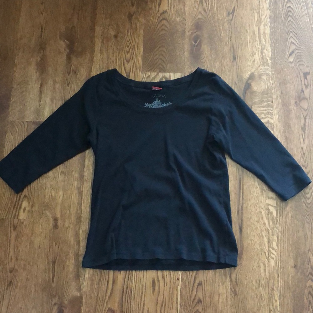 Black shirt with 3/4 length sleeves